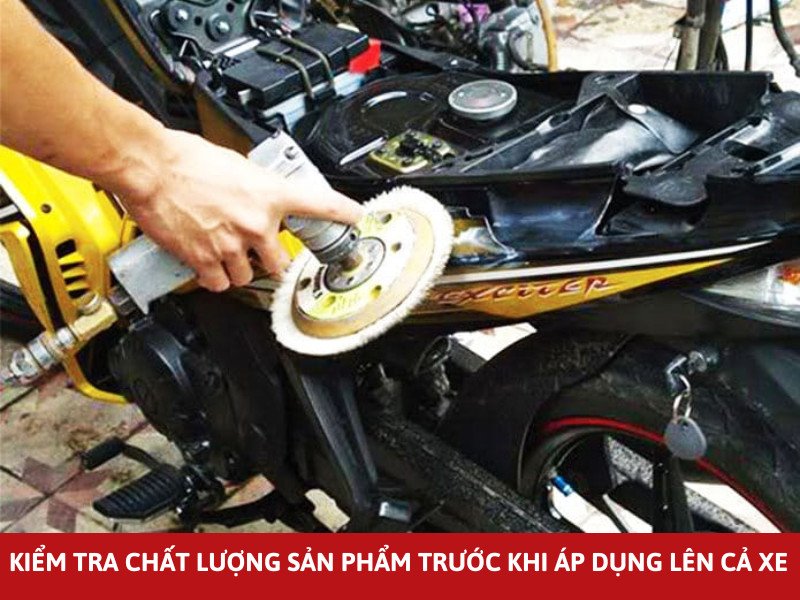 Minh họa việc thử nghiệm sản phẩm đánh bóng trên một khu vực nhỏ của xe