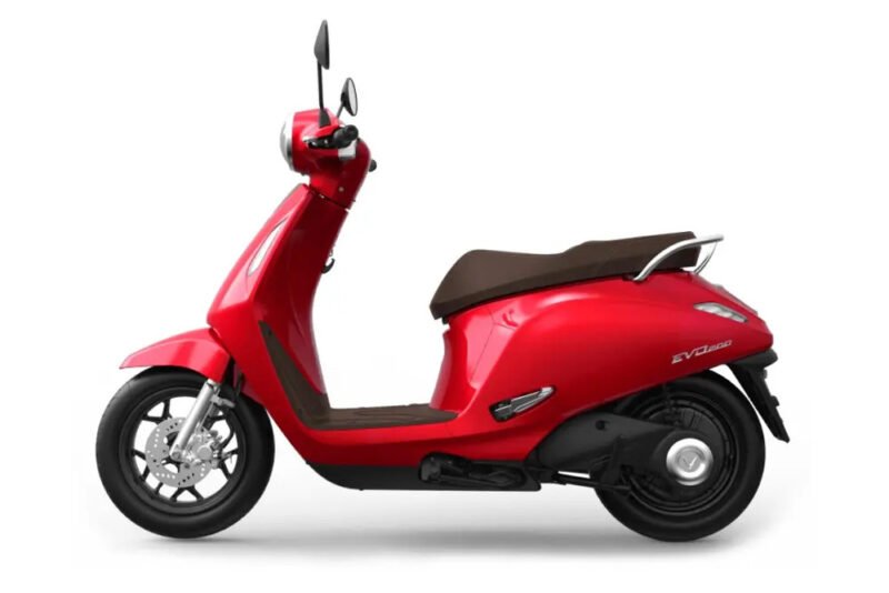 Mô tả hình ảnh: Các mẫu xe máy điện cao cấp đạt vận tốc 70 km/h, tập trung vào thiết kế mạnh mẽ và hiện đại