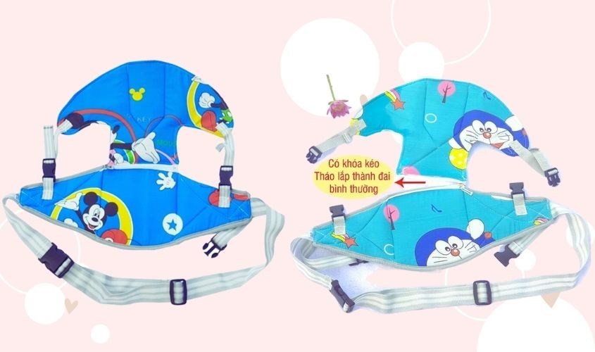 Mô tả hình ảnh: Chi tiết dây đai địu em bé với chất liệu chắc chắn và các khóa an toàn đang được kiểm tra kỹ lưỡng.