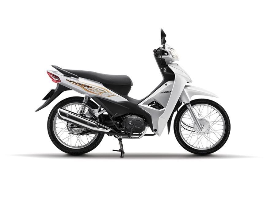 Mô tả hình ảnh: Chiếc Honda Wave Alpha màu đỏ đang chạy trên đường nhựa, thể hiện sự phổ biến của dòng xe số này