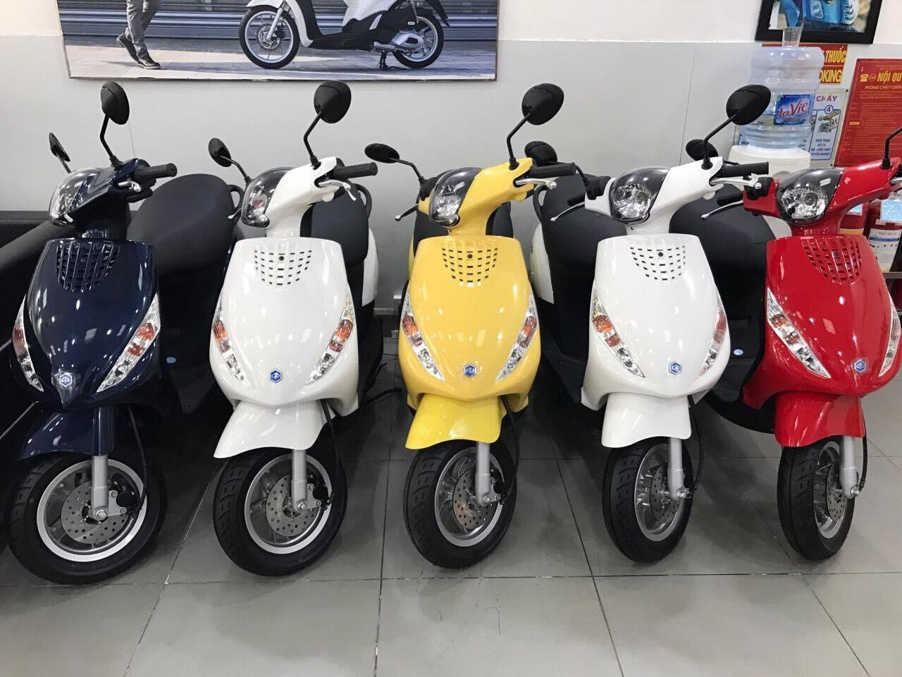 Mô tả hình ảnh: Chiếc Piaggio Zip màu xanh ngọc nổi bật, được coi là xe tay ga có trọng lượng nhẹ