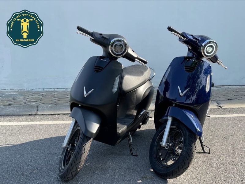 Mô tả hình ảnh: Một chiếc xe máy điện đang được cắm sạc tại một khách sạn ven biển ở Quy Nhơn.