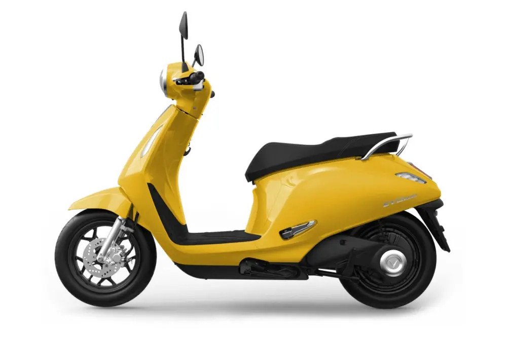 Mô tả hình ảnh: Một người đang kiểm tra giấy tờ và bằng lái xe, nhấn mạnh các yêu cầu pháp lý khi sử dụng xe máy điện tốc độ cao