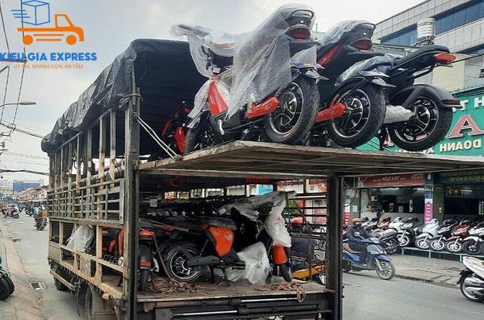 Mô tả hình ảnh: Nhiều xe máy được sắp xếp gọn gàng bên trong một thùng xe tải kín