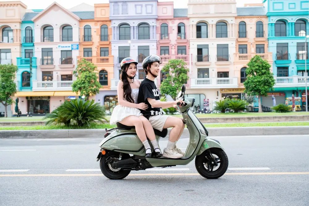 Mô tả hình ảnh: So sánh giữa một chiếc xe máy điện tốc độ cao và một chiếc xe điện có tốc độ thấp hơn, minh họa cho các lựa chọn phù hợp với lứa tuổi