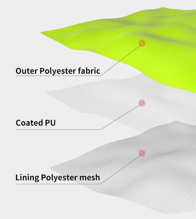 Mô tả hình ảnh về người lái xe máy đang mặc áo mưa đi dưới trời mưa