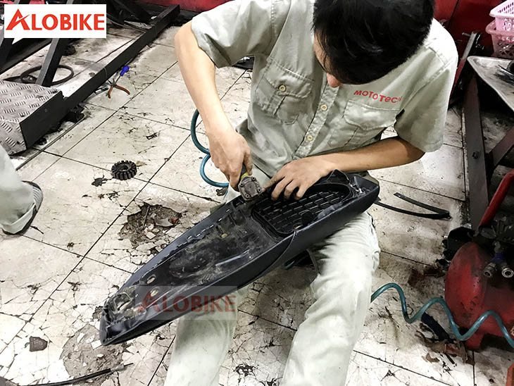 Mô tả kỹ thuật bọc lại lớp da yên xe Wave bằng máy bắn ghim chuyên dụng