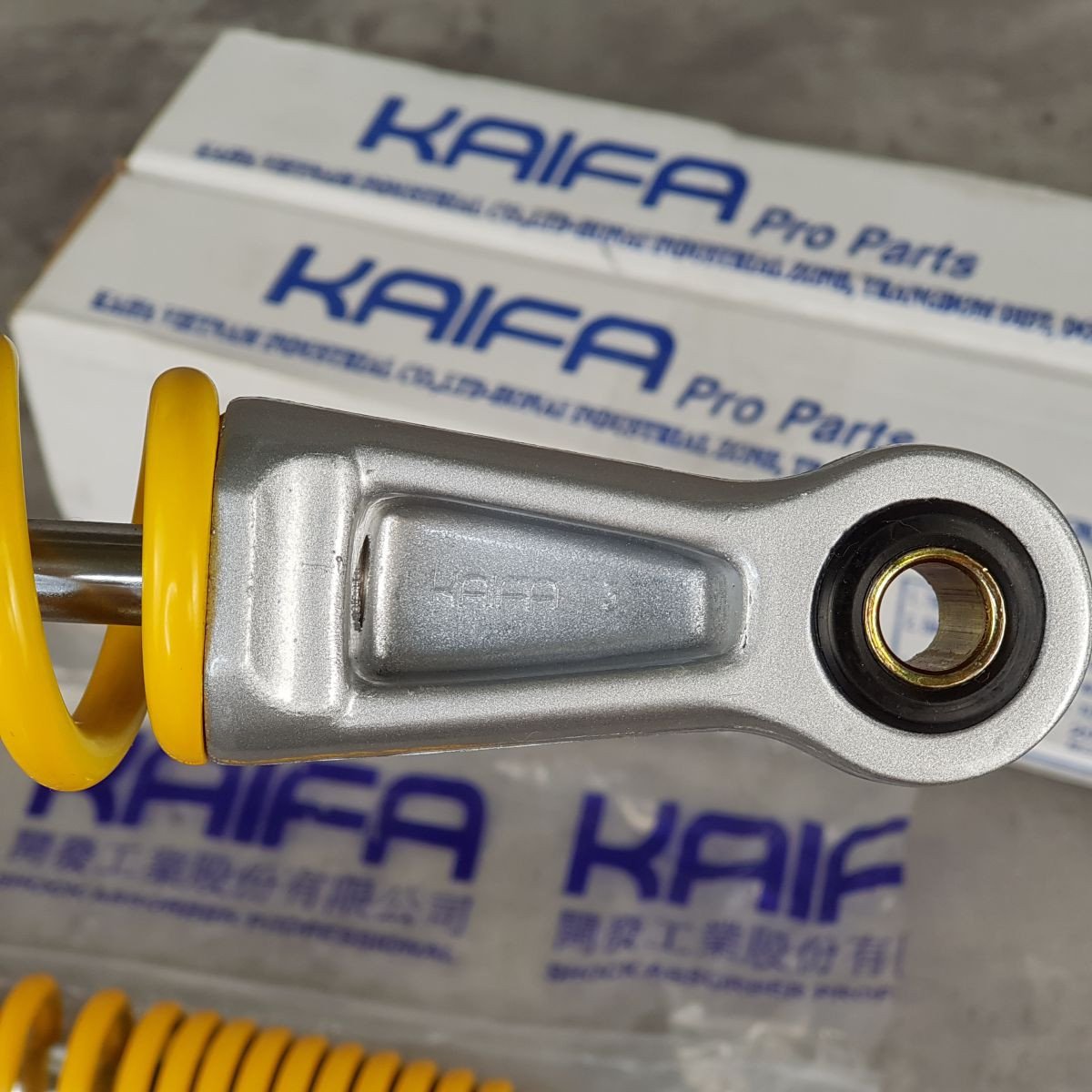 Mô tả: Sản phẩm phuộc nhún giảm xóc sau Wave RS chính hãng Kaifa được in logo Kaifa ở mặt trong chân ty phuộc