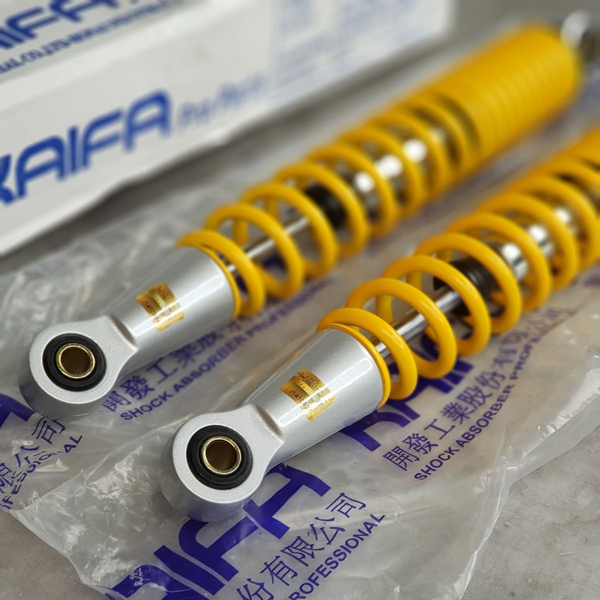 Mô tả: Tem Kaifa được dán trên chân ty phuộc nhún giảm xóc sau Wave RS chính hãng Kaifa