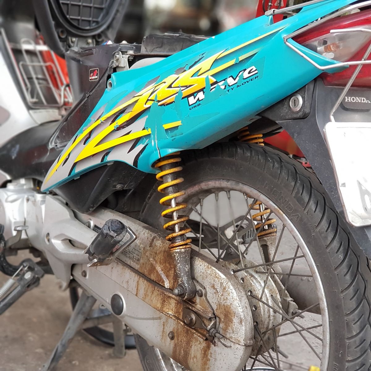 Mô tả: Tình trạng phuộc nhún giảm xóc sau Wave RS bị xuống cấp xì dầu