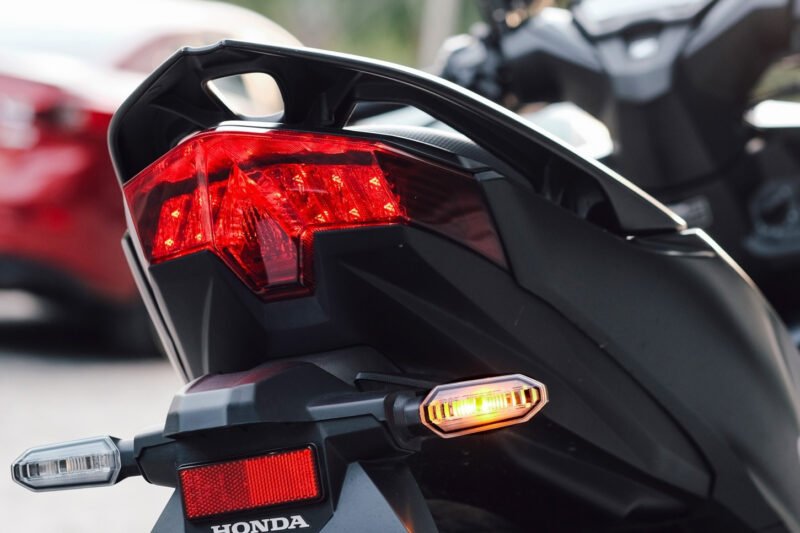 Mô tả xe máy đang bật đèn xi nhan vàng ở phía trước