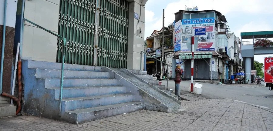 Một bậc tam cấp được xây cho lối vào nhà, cần có tay vịn cho người lớn tuổi