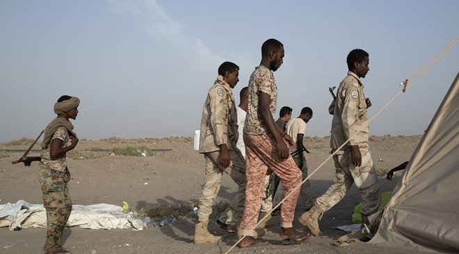 Một binh sĩ trẻ tuổi mặc đồng phục quân đội, tập trung trong buổi huấn luyện.