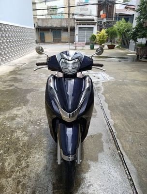 Một bộ bugi xe máy được tháo ra để kiểm tra tình trạng bám muội than