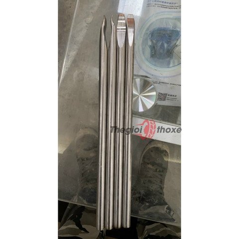 Một bộ dụng cụ nạy lốp xe máy chuyên nghiệp được sắp xếp gọn gàng