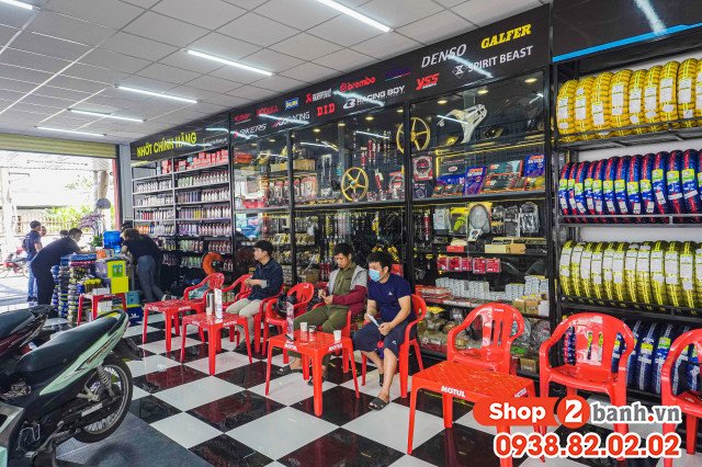 Một bộ nhông sên dĩa mới đang được lắp đặt trên xe máy