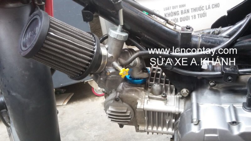 Một bộ phận động cơ xe Sirius được tháo rời trong quá trình nâng cấp