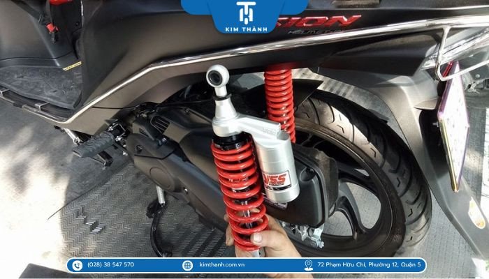 Một cây phuộc xe máy đang nhỏ giọt dầu do phớt bị hỏng