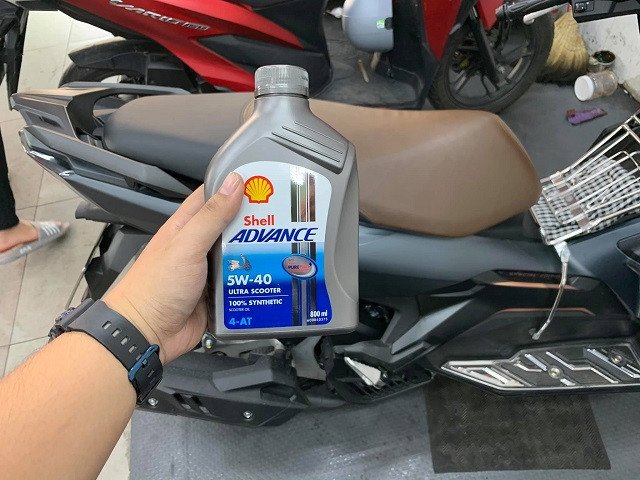 Một chiếc Air Blade 125 đang vận hành, chú trọng vào bảng đồng hồ