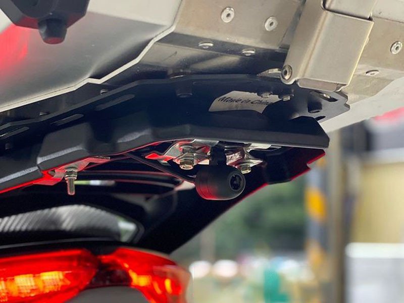 Một chiếc camera hành trình nhỏ gọn được lắp đặt khéo léo trên xe Honda CBR