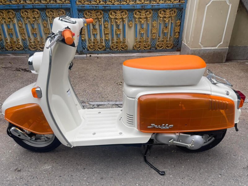 Một chiếc Honda Julio 50cc màu xanh nổi bật với thiết kế cổ điển