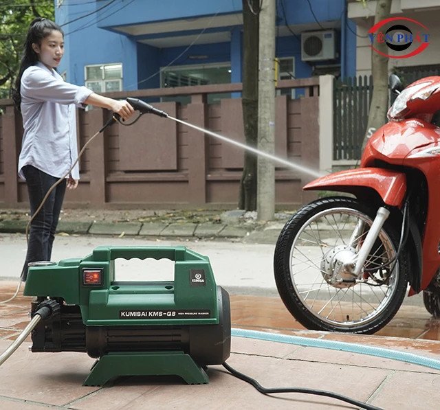 Một chiếc máy xịt rửa xe gia đình nhỏ gọn đang được sử dụng để làm sạch lốp xe