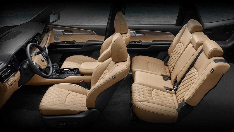 Một chiếc xe 5 chỗ đang di chuyển trên đường phố đô thị đông đúc