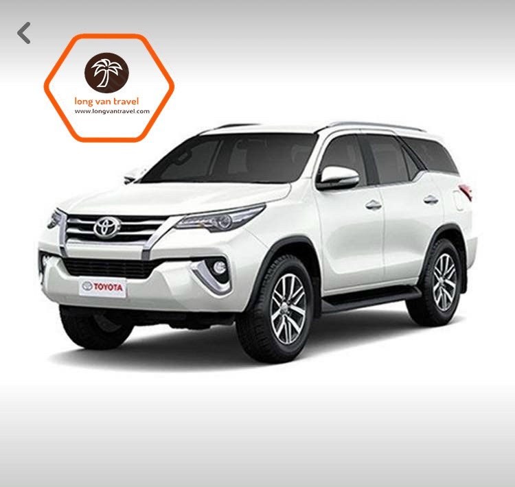 Một chiếc xe 7 chỗ đang chuẩn bị đưa đón khách du lịch