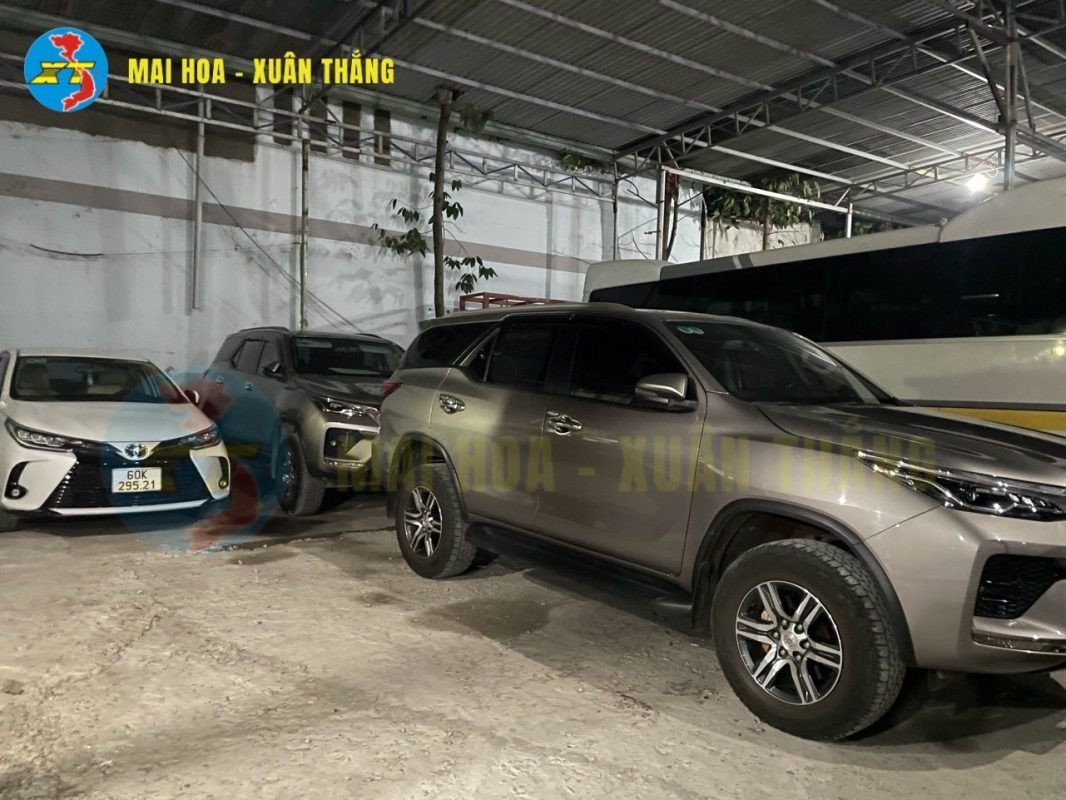 Một chiếc xe 7 chỗ đang di chuyển trên đường, sẵn sàng đón khách