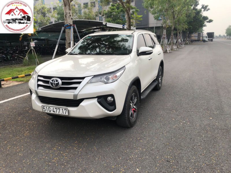 Một chiếc xe 7 chỗ hiện đại đang đỗ trong khu vực thành phố