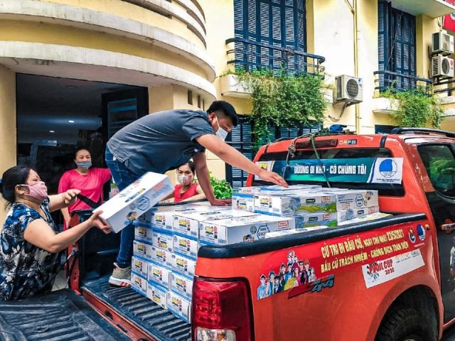 Một chiếc xe bán tải đang vượt qua địa hình khó khăn