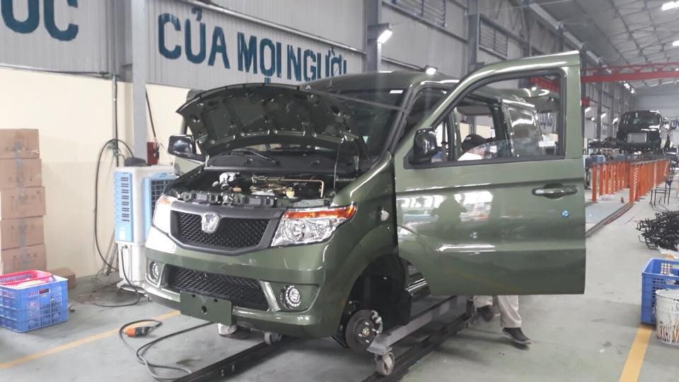 Một chiếc xe bán tải kenbo đang được kiểm tra trên dây chuyền sản xuất