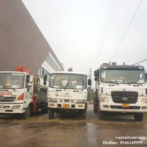 Một chiếc xe cẩu tự hành đang di chuyển trên đường phố Hà Nội