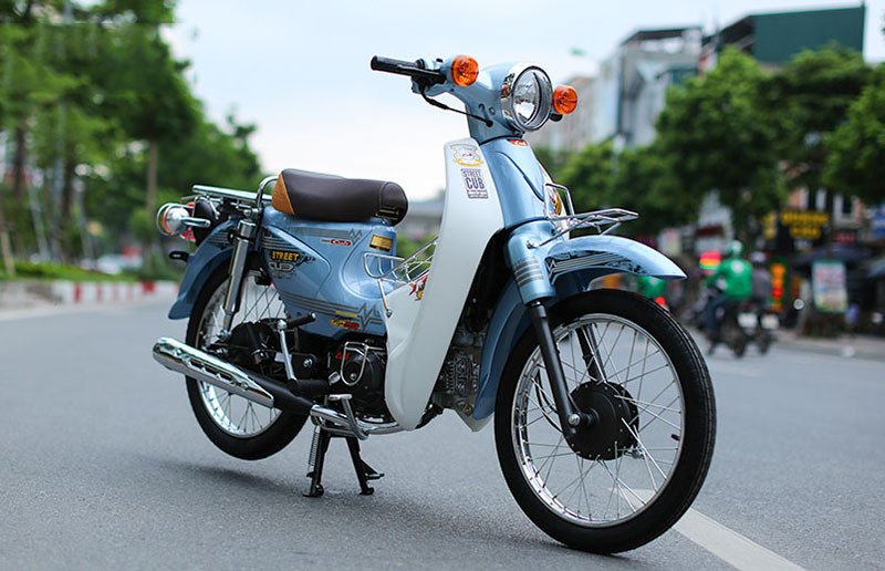 Một chiếc xe cub 50cc màu đỏ với vành đúc thể thao