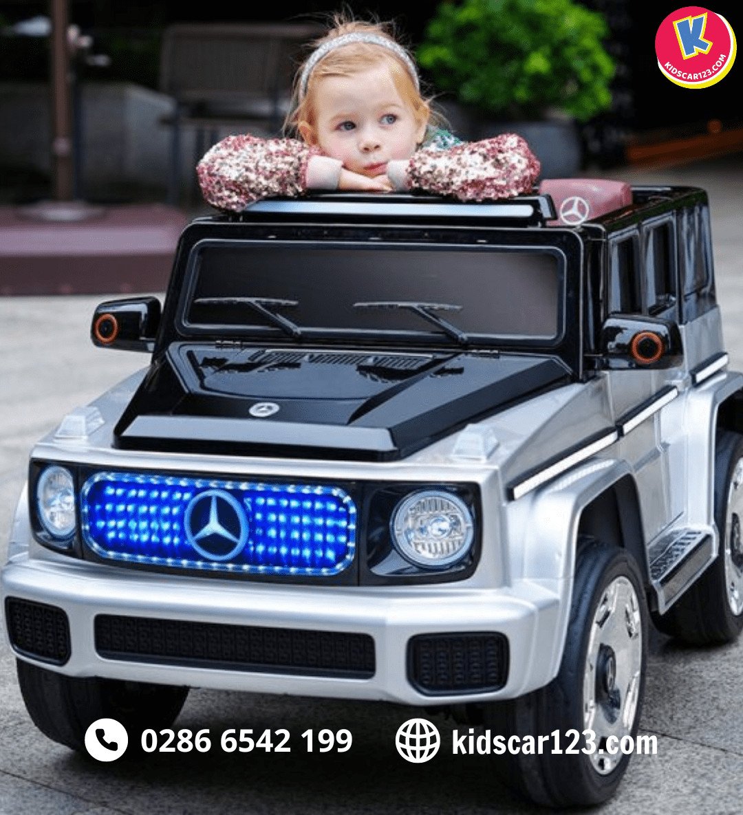 Một chiếc xe điện trẻ em hai chỗ ngồi được trang bị điều khiển từ xa