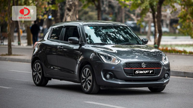 Một chiếc xe đô thị màu sắc tươi sáng đang vận hành trên đường phố