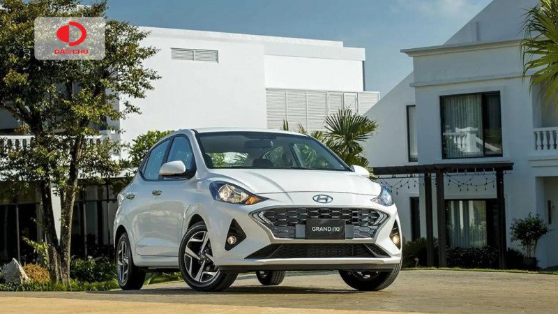 Một chiếc xe đô thị nhỏ gọn với thiết kế hiện đại đang chạy trên đường phố