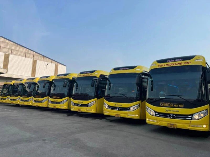 Một chiếc xe giường nằm hiện đại của nhà xe Tuấn Hưng đang chuẩn bị khởi hành