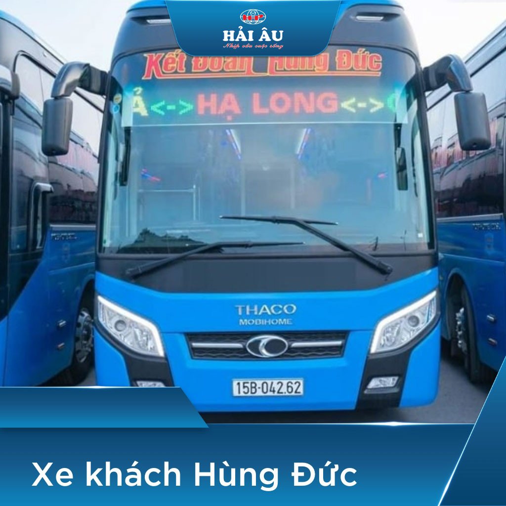 Một chiếc xe khách chuẩn bị khởi hành từ văn phòng trung chuyển