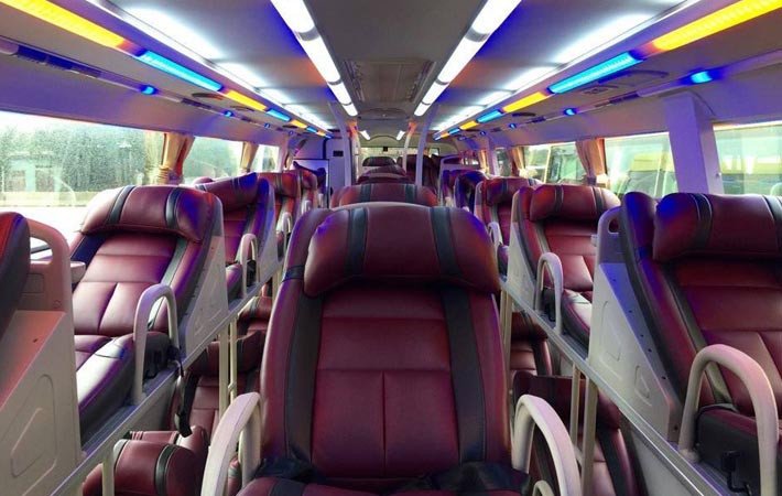 Một chiếc xe khách đang dừng đỗ tại bến xe trung tâm