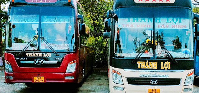 Một chiếc xe khách ghế ngồi của nhà xe Thành Lợi