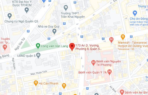 Một chiếc xe khách hiện đại đang di chuyển trên đường cao tốc Việt Nam