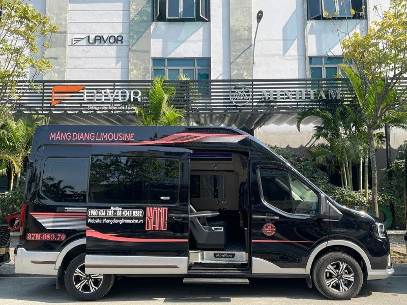 Một chiếc xe limousine hạng sang đậu trước bến xe, thể hiện sự tiện nghi cao cấp