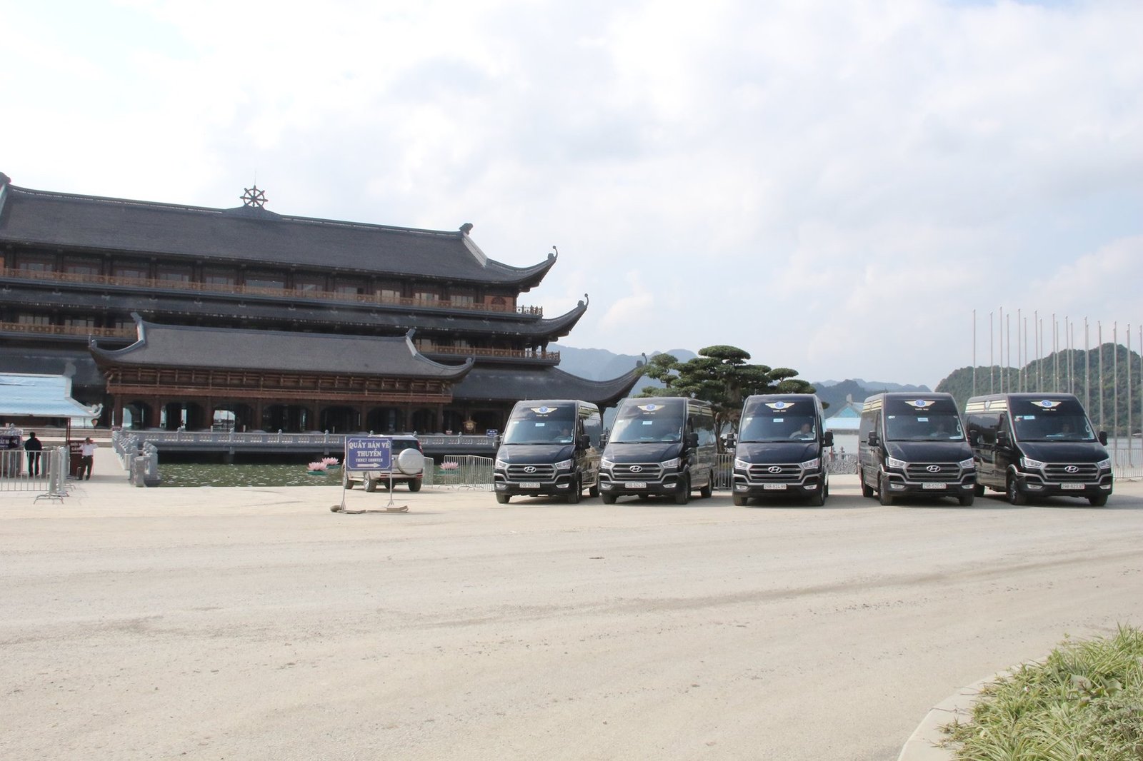 Một chiếc xe limousine hiện đại đang di chuyển trên đường cao tốc