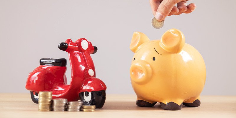 Một chiếc xe máy đang được kiểm tra giấy tờ trước khi thế chấp