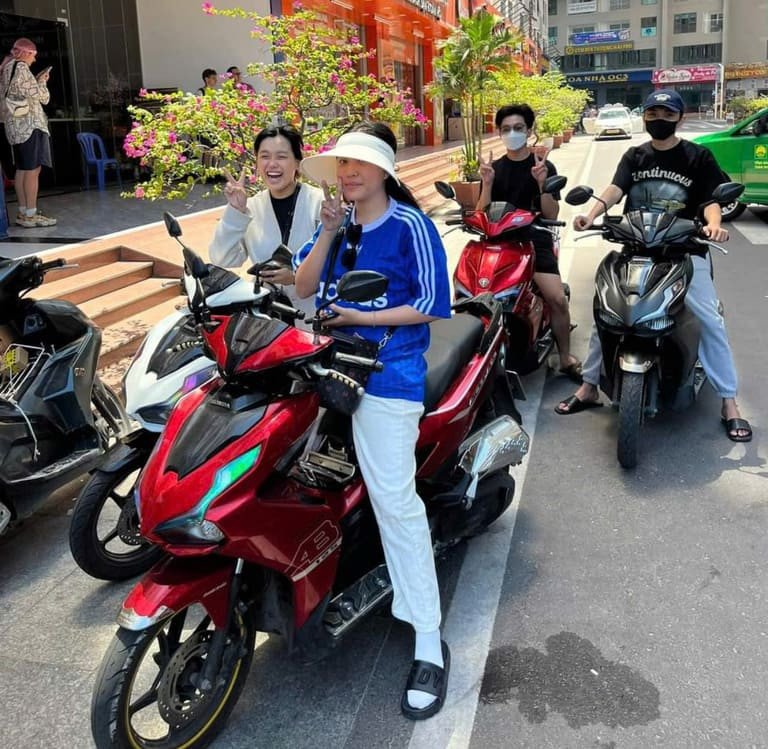 Một chiếc xe máy được bảo dưỡng kỹ lưỡng sẵn sàng phục vụ khách thuê