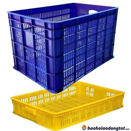 Một chiếc xe máy được trang bị thùng đựng hàng lớn phía sau, thể hiện khả năng chuyên chở