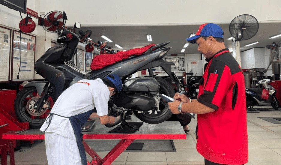 Một chiếc xe máy Honda đang được kỹ thuật viên bảo dưỡng tại xưởng