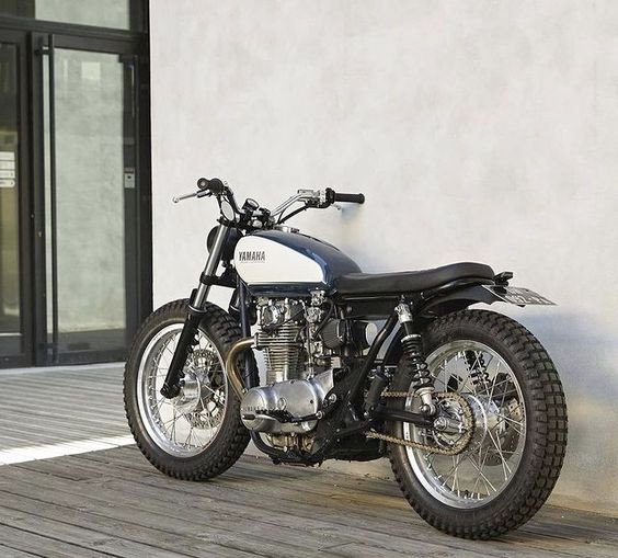 Một chiếc xe mô tô với bộ tem và màu sắc được thiết kế riêng, thể hiện cá tính mạnh mẽ