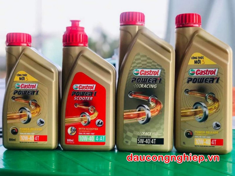 Một chiếc xe tay ga đang chạy trên đường, thể hiện sự vận hành trơn tru nhờ dầu nhớt chất lượng